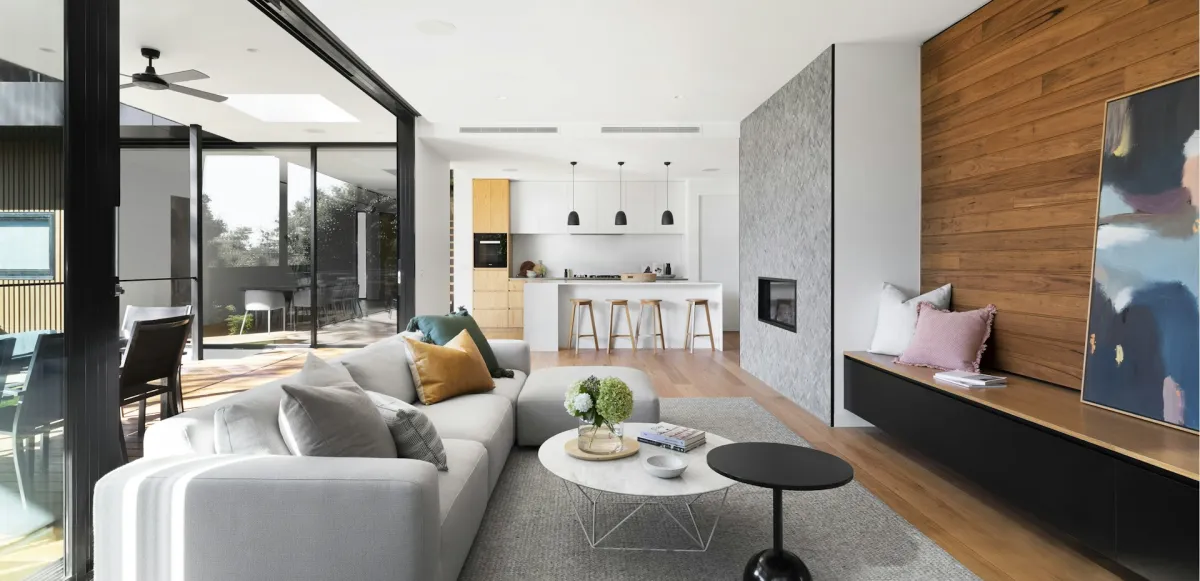 Salón luminoso con comedor, tonos claros y salida al exterior