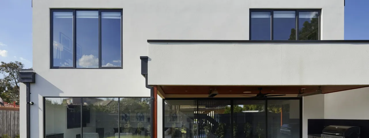 Vivienda contemporánea con volúmenes claros y espacios exteriores