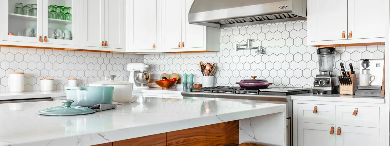 Cocina con encimera amplia, muebles claros y zona de preparación