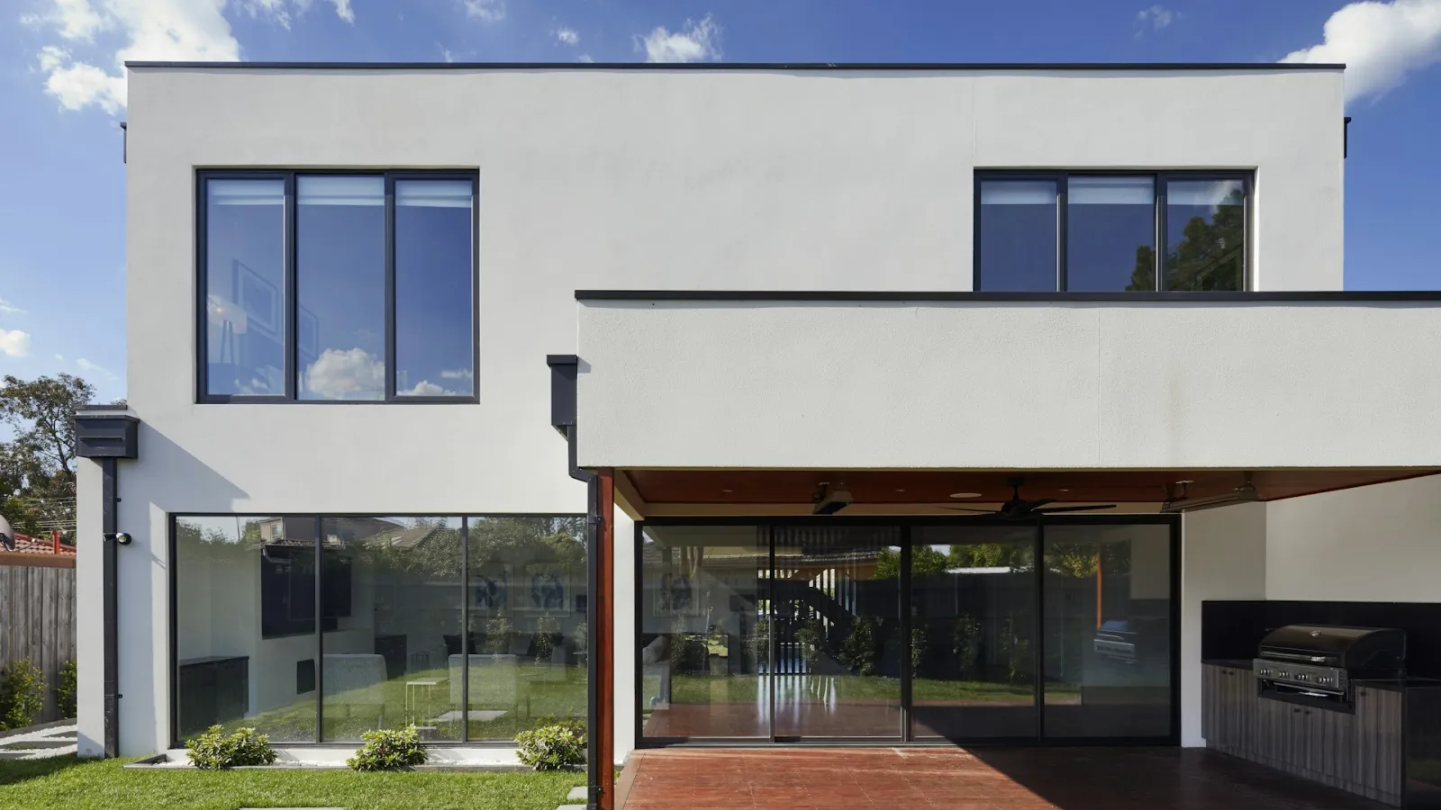 Vivienda contemporánea con volúmenes claros y espacios exteriores