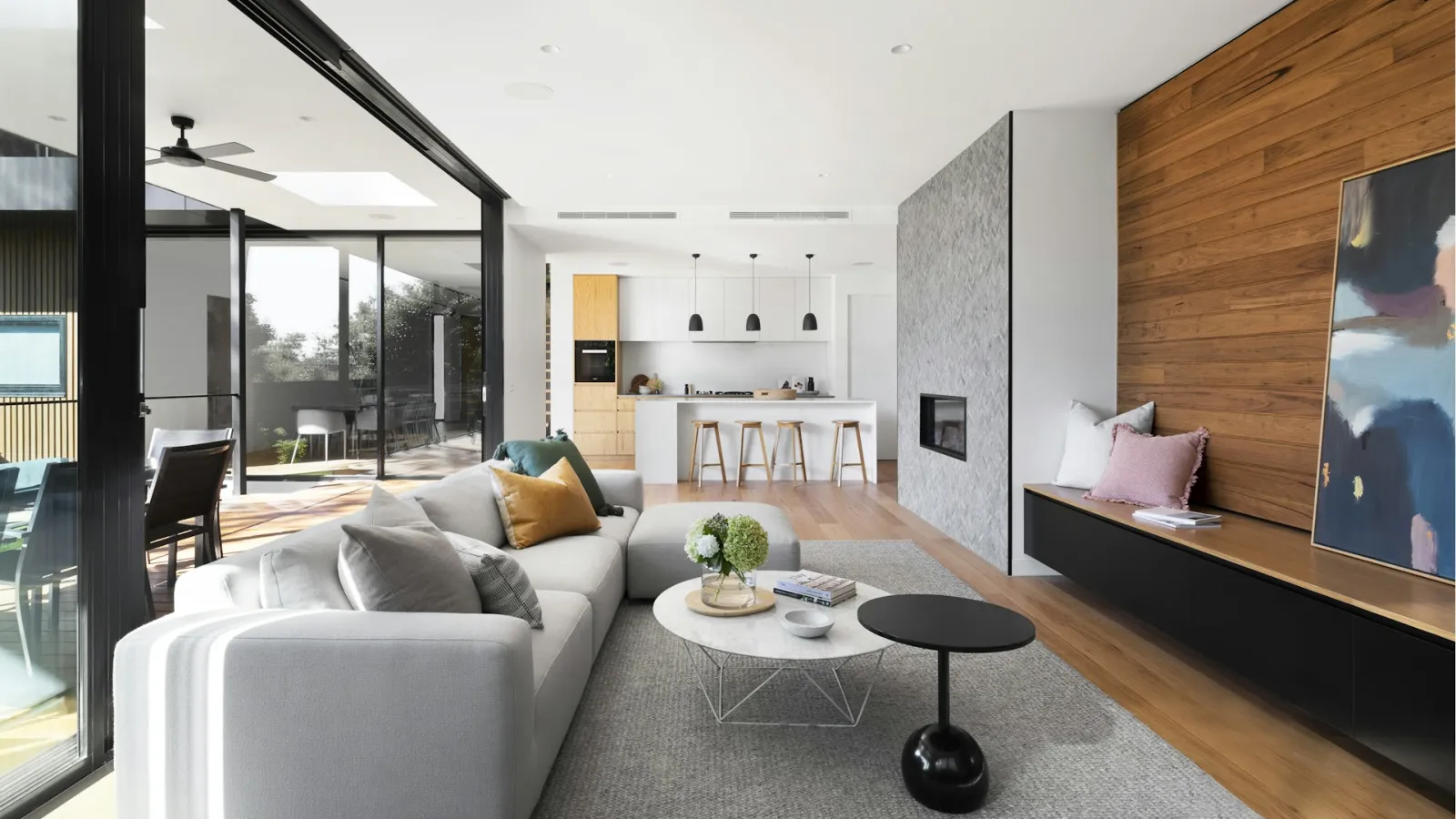 Salón luminoso con comedor, tonos claros y salida al exterior