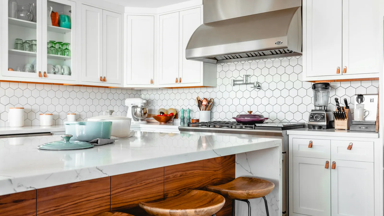 Cocina con encimera amplia, muebles claros y zona de preparación