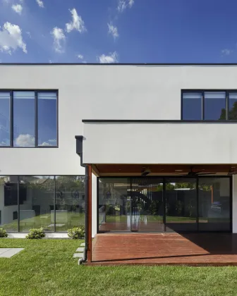 Vivienda contemporánea con volúmenes claros y espacios exteriores