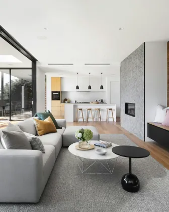 Salón luminoso con comedor, tonos claros y salida al exterior
