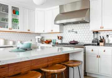 Cocina con encimera amplia, muebles claros y zona de preparación