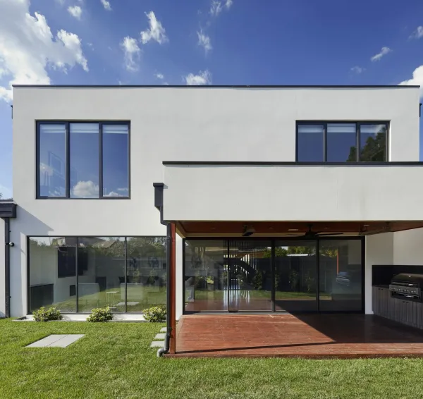 Vivienda contemporánea con volúmenes claros y espacios exteriores